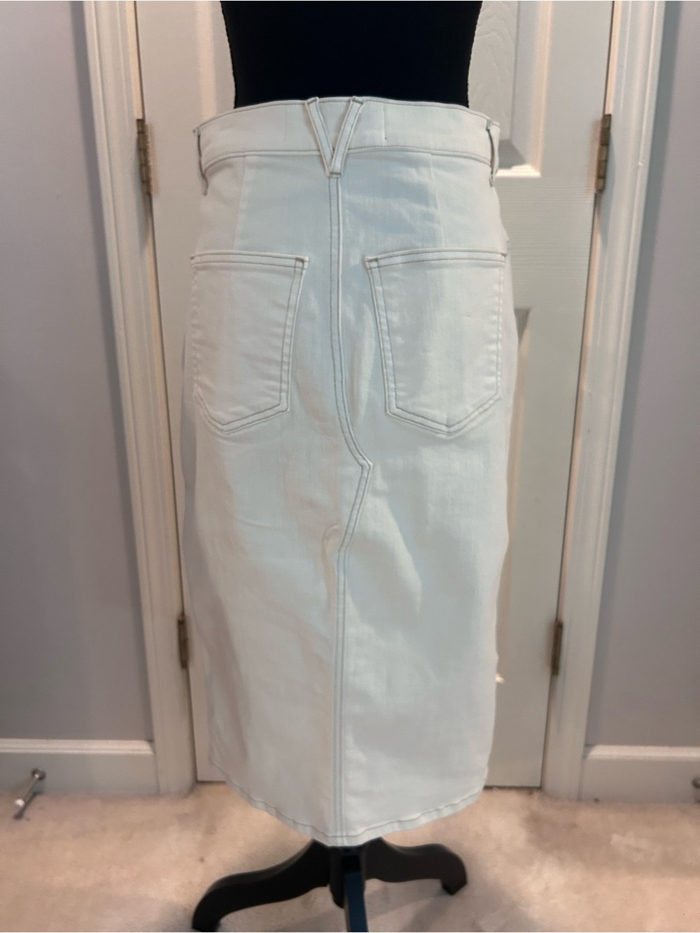 Veronica Beard Breves Ecru Denim Fitted Midi Skirt with Front Slit. Size 6 - Picture 2 of 6